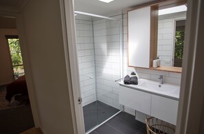 Separate tub and shower, free toiletries, hair dryer - Monrepos (Point Lonsdale)