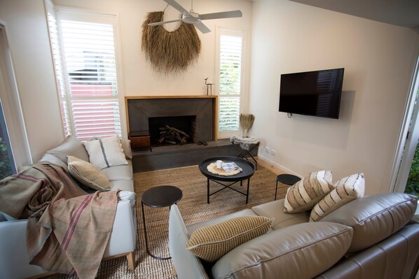 TV, fireplace - Monrepos (Point Lonsdale)