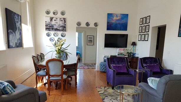 Lobby sitting area - Ozone Tower (Queenscliff)