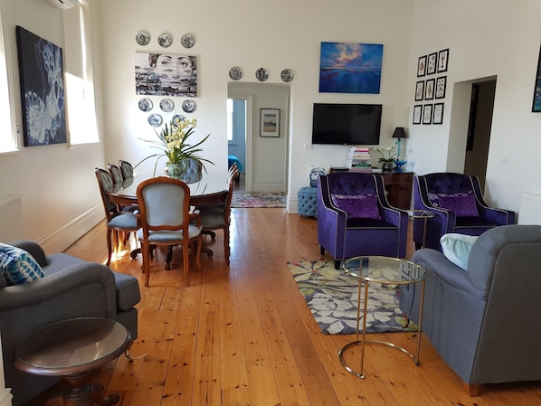 Lobby sitting area - Ozone Tower (Queenscliff)