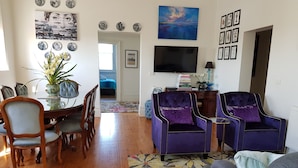 Lobby sitting area - Ozone Tower (Queenscliff)