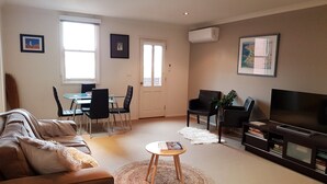 TV - Queenscliff's Wyuna 17 (Queenscliff)