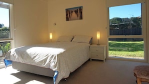 3 bedrooms, iron/ironing board, cots/infant beds, free WiFi - Riptide (Point Lonsdale)