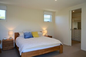 4 bedrooms, iron/ironing board, cribs/infant beds - Sand Dunes (Point Lonsdale)