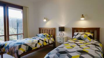 3 kamar tidur dan setrika/meja setrika