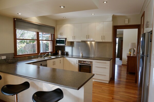 Fridge, microwave, oven, dishwasher - Sandy Bottoms (Point Lonsdale)