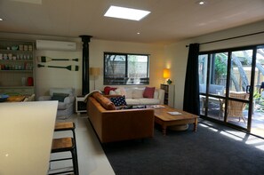 Interior entrance - Santa Monica (Point Lonsdale)