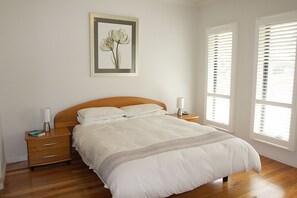 3 bedrooms, iron/ironing board, cots/infant beds, free WiFi - Sea Pup (Queenscliff)
