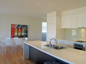 Kühlschrank, Mikrowelle, Ofen, Geschirrspüler