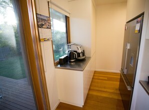 Combined shower/bathtub, free toiletries, hair dryer, towels - Sunny Daze (Point Lonsdale)