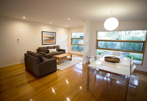 TV, Netflix - Sunny Daze (Point Lonsdale)