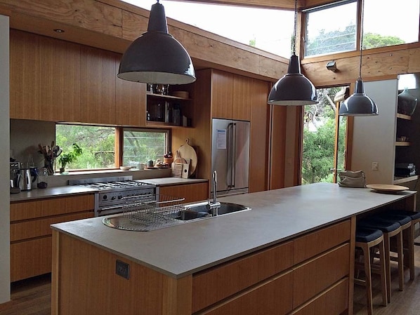 Fridge, microwave, oven, dishwasher - The Dune Houe (Point Lonsdale)