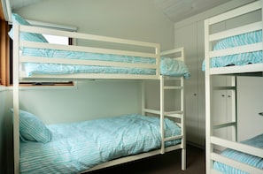 3 habitaciones, tabla de planchar con plancha, cunas y wifi gratis 