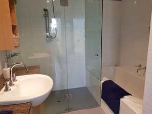 Separate bathtub and shower, free toiletries, hair dryer - Wharf Cottage (Queenscliff)