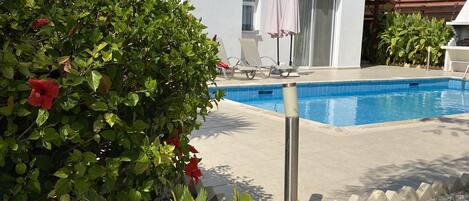Piscina all'aperto, una piscina riscaldata