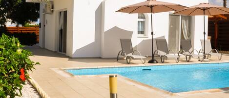 Een buitenzwembad, een verwarmd zwembad