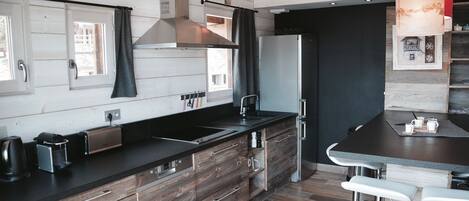 Coffee/tea maker, fridge, microwave, oven