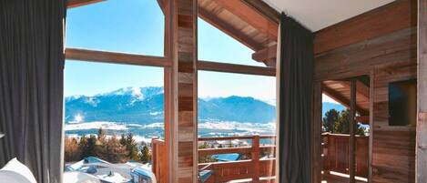 2 chambres, fer et planche à repasser, lit de bébé portatif