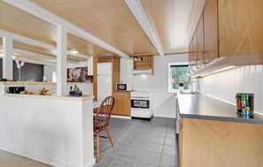 ثلاجة، موقد طهي مسطح، غسالة أطباق، ماكينة لصنع القهوة/الشاي