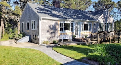 Spacious, private cottage just a few minutes walk to Ridgevale Beach!