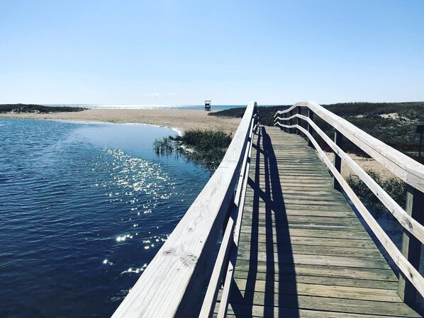 Plage à proximité, chaises longues