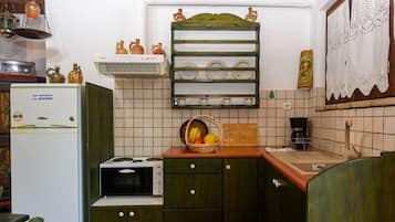 Køleskab, ovn, kogeplade, kaffe-/temaskine