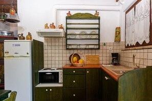 Refrigerador, horno, parrilla de estufa y cafetera y tetera 