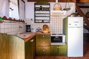 Fridge, oven, stovetop, coffee/tea maker
