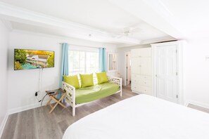 1 chambre, bureau, fer et planche à repasser, lit parapluie