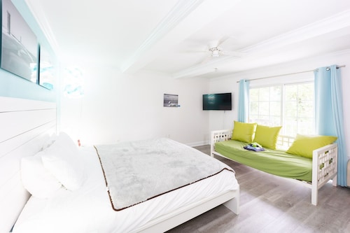 Best of Delaware King Bed Plus Day Bed  Pool - Hot Tub - Pet Friendly -  Beach