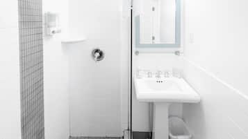 Combined shower/bathtub, hair dryer, towels
