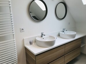 Baignoire, séchoir à cheveux