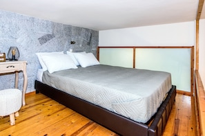 1 bedroom, in-room safe, iron/ironing board, free WiFi