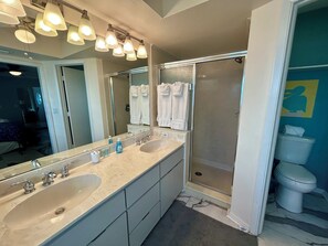 シャワー付き浴槽、ヘアドライヤー、タオル