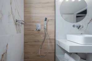 Dusche, Haartrockner, Handtücher, Shampoo