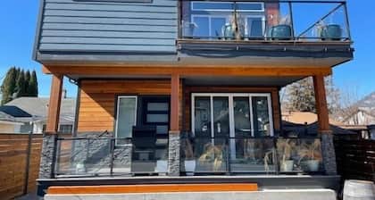 Modern 3 bedroom luxury retreat! Wine bar, upper deck, lower patio!