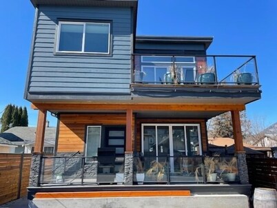 Modern 3 bedroom luxury retreat! Wine bar, upper deck, lower patio!
