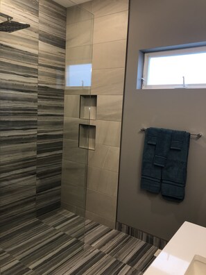 Combined shower/bathtub, rainfall showerhead, hair dryer, towels
