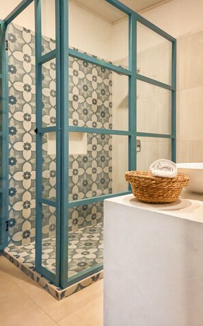 Familie studio suite | Badkamer | Een douche, een haardroger, handdoeken