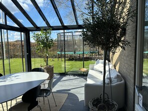 Smart-TV, peis, DVD-spiller og kontorer