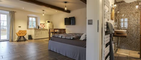 1 bedroom, free WiFi, bed sheets