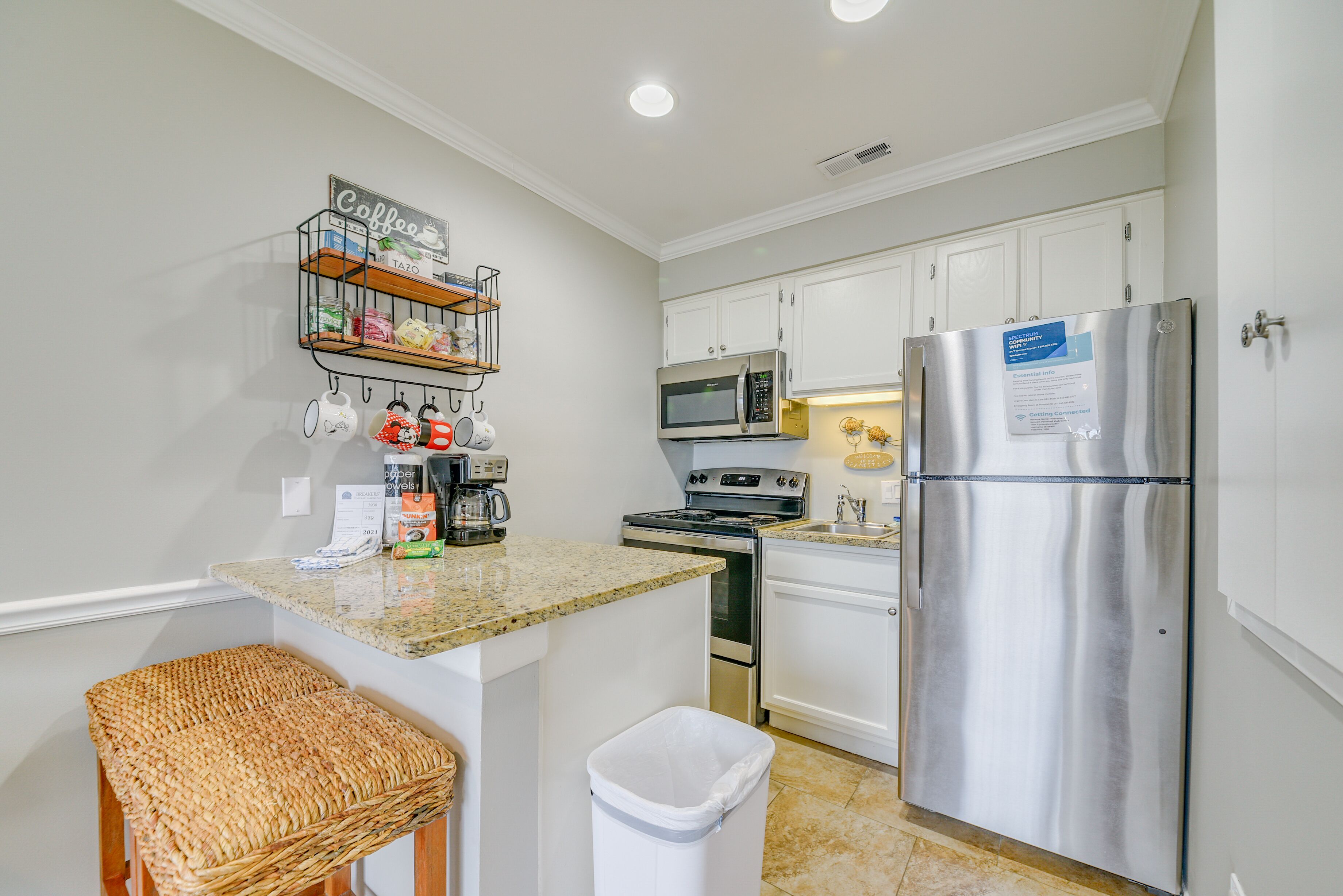 Jääkaappi, mikroaaltouuni, uuni, liesi