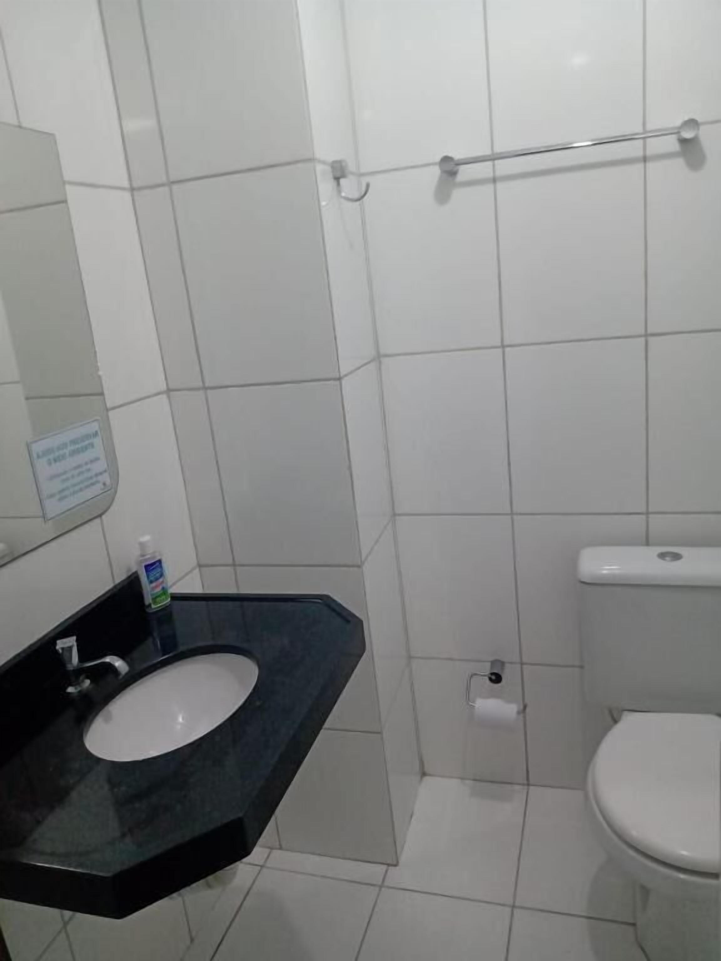 Chuveiro, toalhas de banho