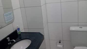 Chuveiro, toalhas de banho