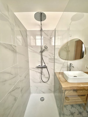 Douche, sèche-cheveux, serviettes fournies, savon