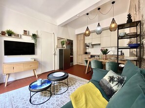 Fernseher, Bücher, Arbeitsbereiche