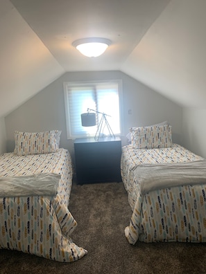 3 bedrooms, WiFi, bed sheets - Right across from the lake. (Wakefield)