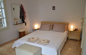 3 habitaciones, tabla de planchar con plancha, wifi y ropa de cama 