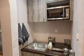 Fridge, coffee/tea maker, cookware/dishes/utensils - Plato`s Square Apartments (Athina)