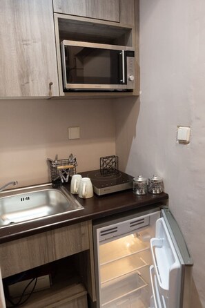 Fridge, coffee/tea maker, cookware/dishes/utensils